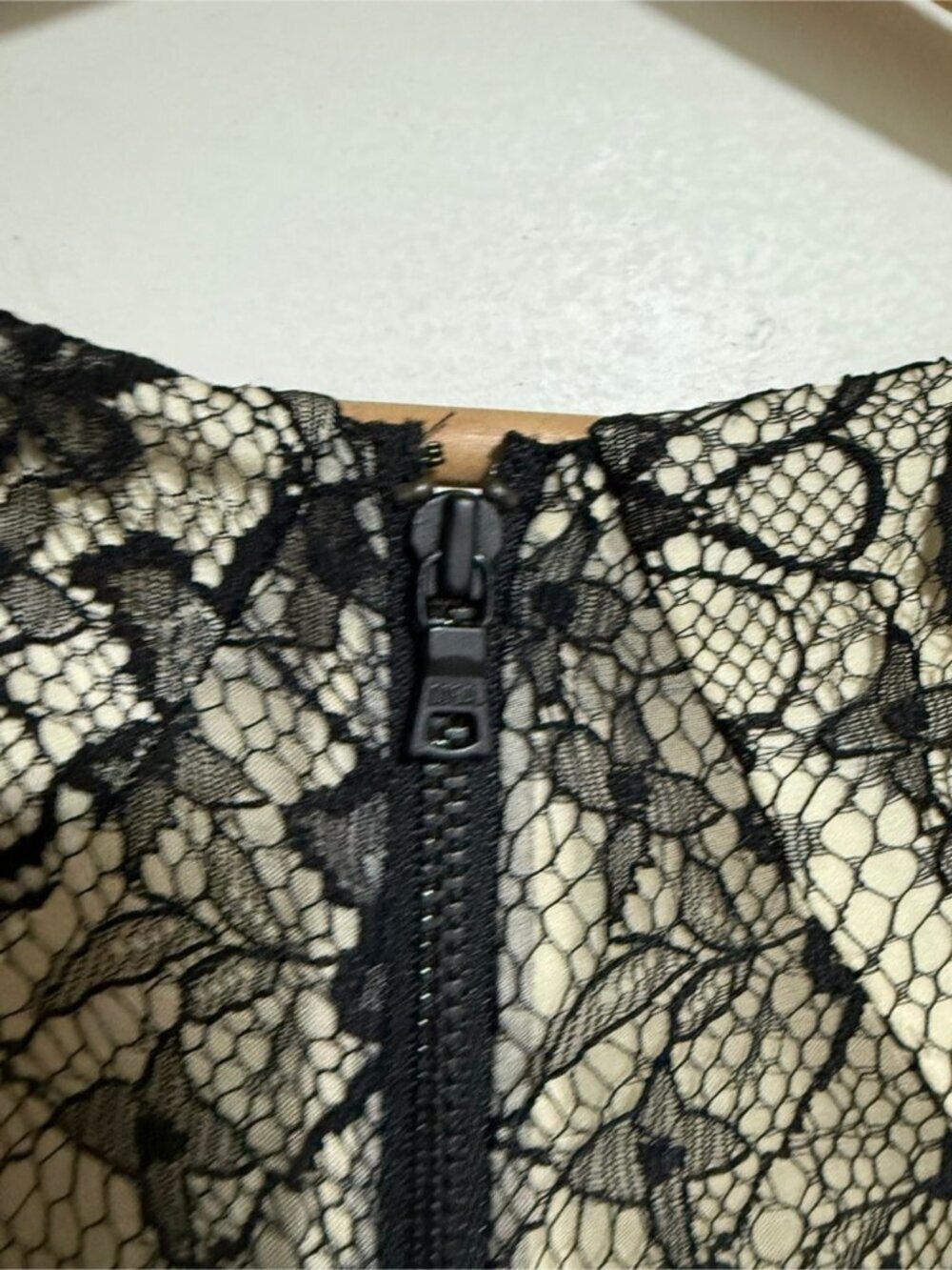 Alice + Olivia Black Lace Fit & Flare Cocktail Dress Size 2 Silk Blend - Picture 5 of 12